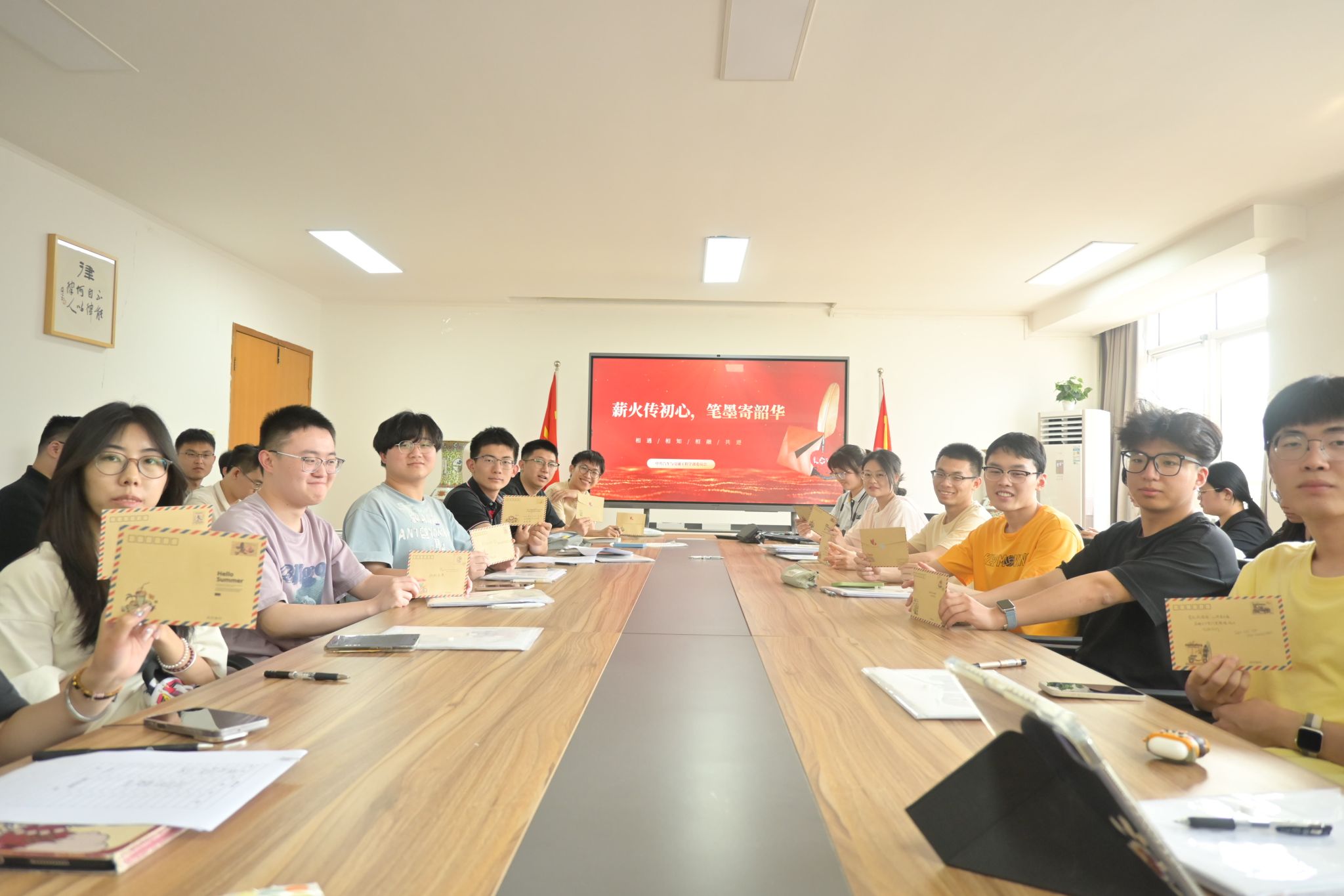 汽车与交通工程学部开展“薪火传初心，笔墨寄韶华”党日活动