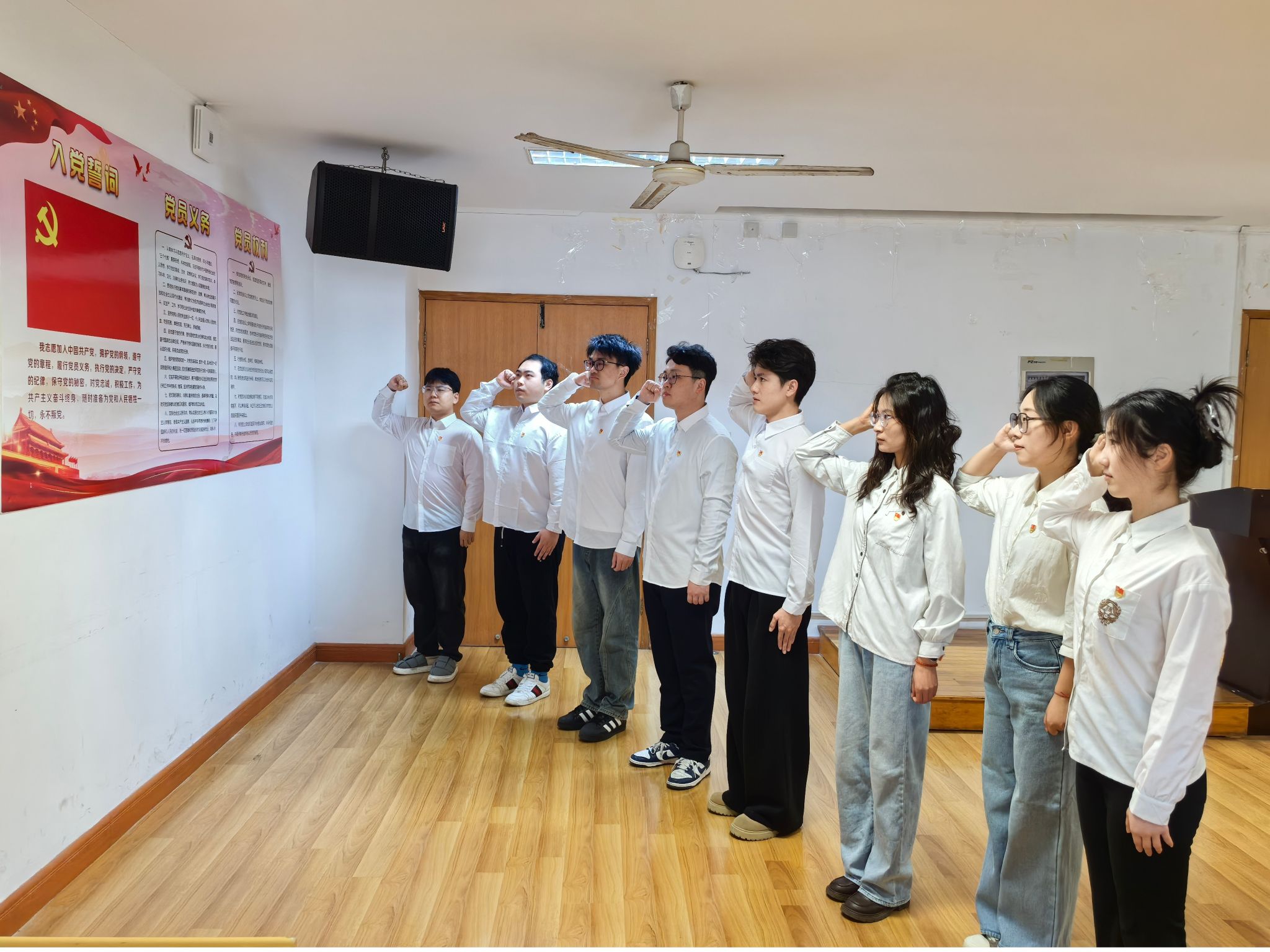 365英国上市举行2025年秋学期新发展研究生党员入党宣誓仪式