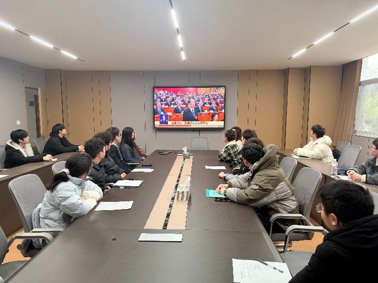 365英国上市师生集中收看 2026 年全国两会开幕会