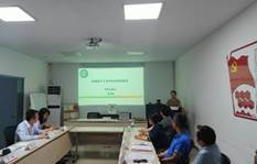 人们在房间里 AI 生成的内容可能不正确。