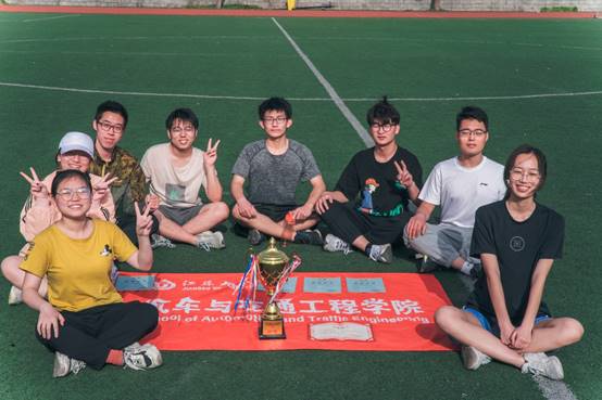 一群人站在台上中度可信度描述已自动生成