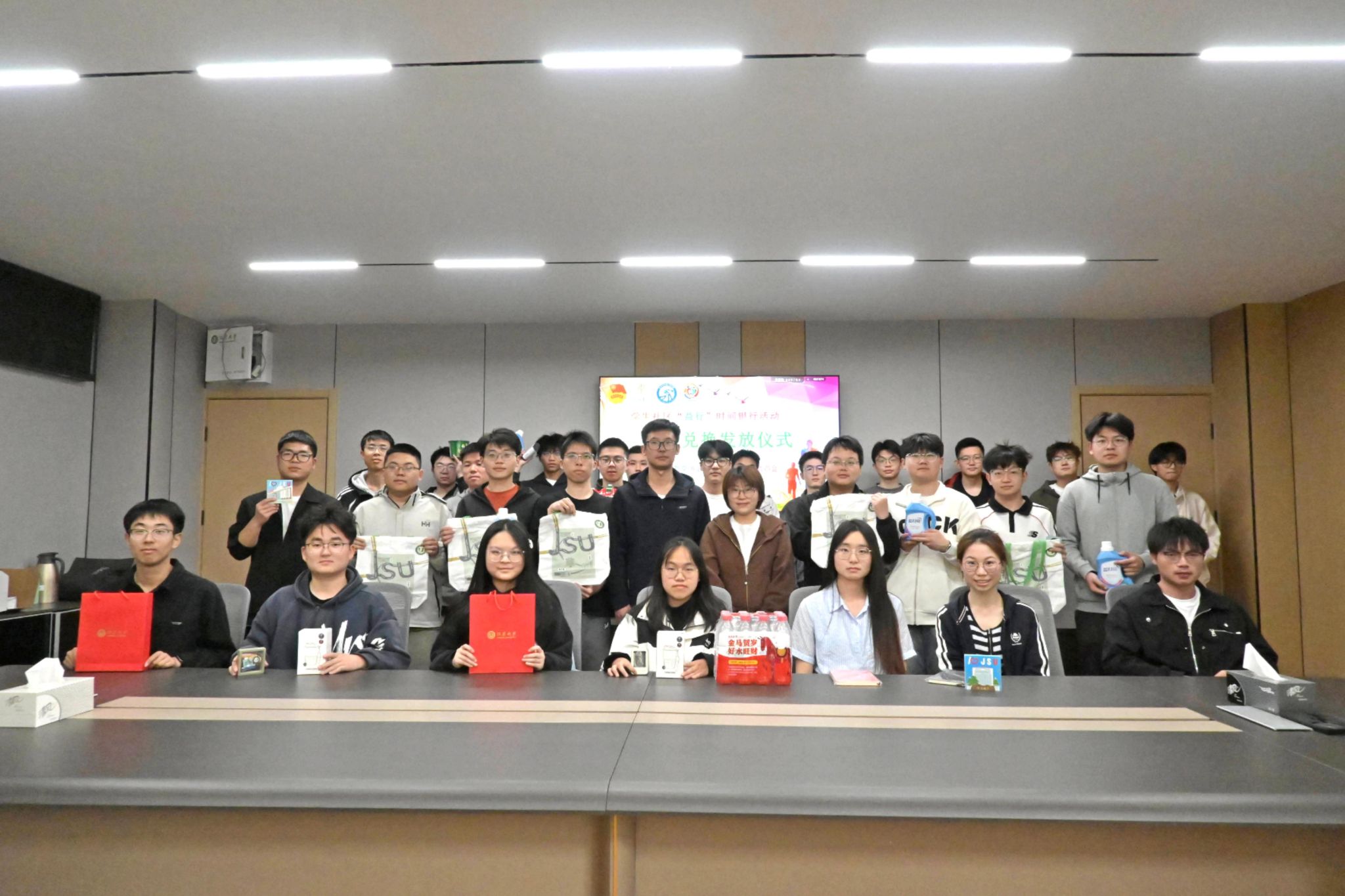 量化服务，兑换福利——365英国上市举行“益行”时间银行积分兑换发放仪式